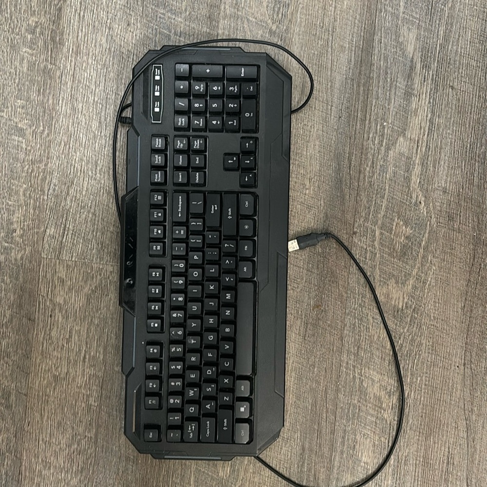Gaming keyboard with LEDs and fast reactions
